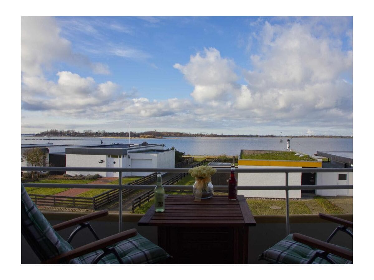 Ausblick vom Balkon der Ferienwohnung Inselblume 83 auf die Fehmarnsundbrücke und die Ostsee