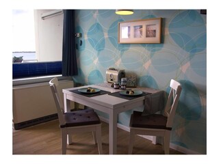 Esstisch im Wohnzimmer der Ferienwohnung Inselblume 83 auf Fehmarn