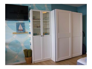 Stauraum in den Schränken und TV im Wohnzimmer der Unterkunft Inselblume 83