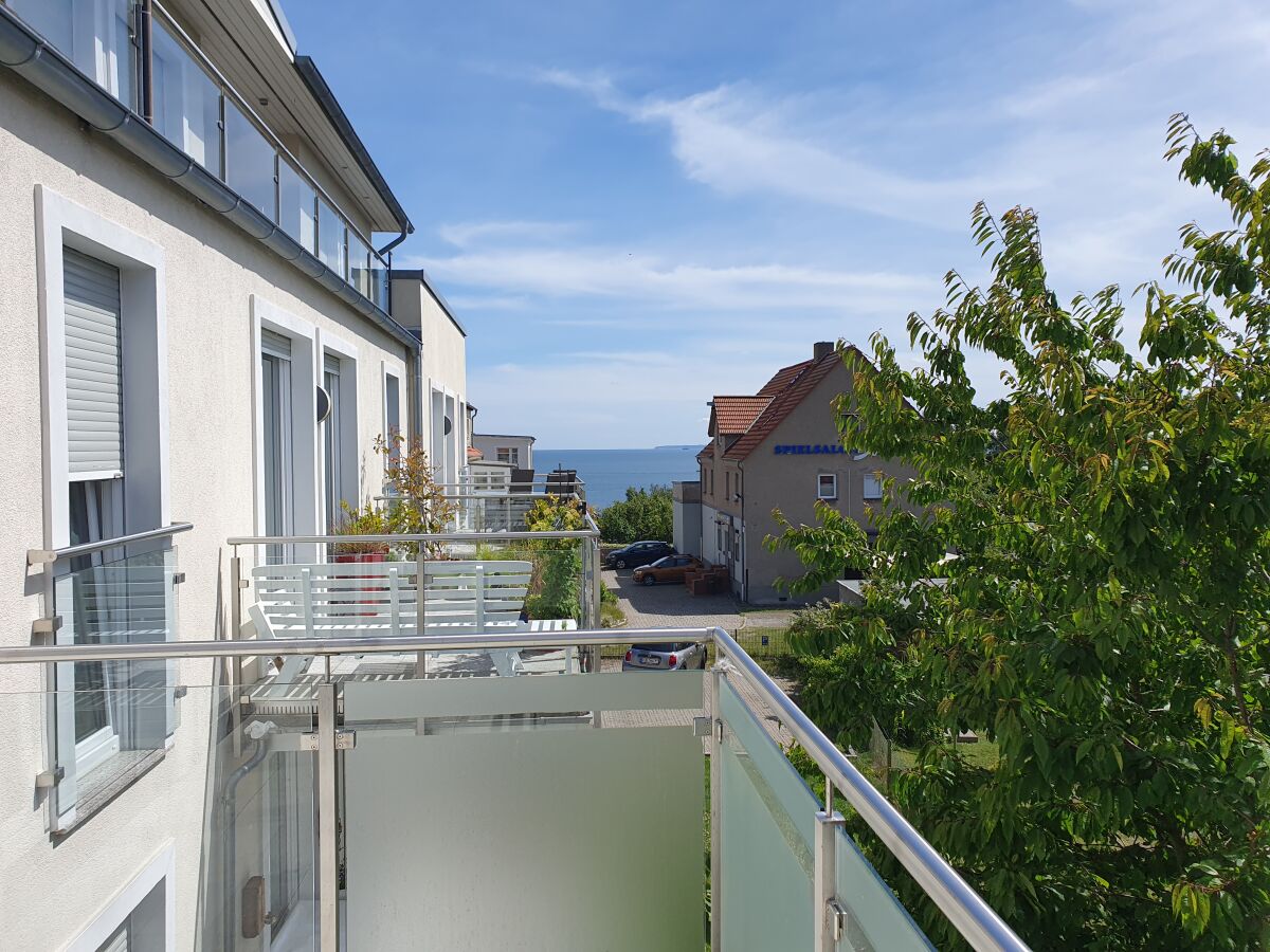 Aussicht vom Balkon mit kleinem Meerblick