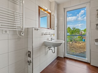 Bad mit Dusche und WC