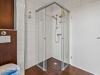 Bad 1 mit Dusche und WC