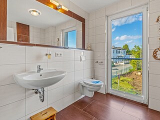 Bad 2 mit Badewanne und WC