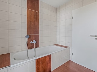 Bad 2 mit Badewanne und WC