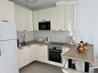 Küche mit Backofen und Geschirrspüler