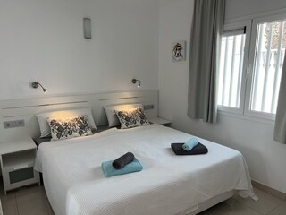 Schlafzimmer mit großen Bett