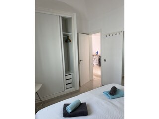 Schlafzimmer mit Einbauschrank und Safe