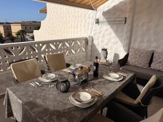 Balkon, Sonnenliegen werden noch aufgestellt