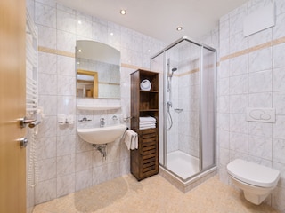 Bad mit Dusche und WC