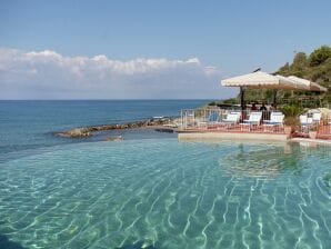 Holiday park Caravan in Caprioli di Pisciotta mit gem. Pool - Pisciotta - image1