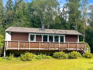 Blick auf das Haus mit Terrasse