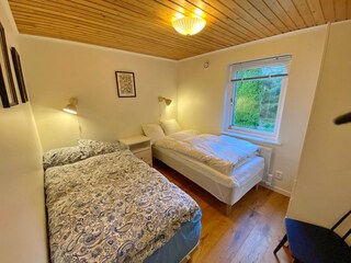 Schlafzimmer 1 mit zwei Einzelbetten (zusammenstellbar)