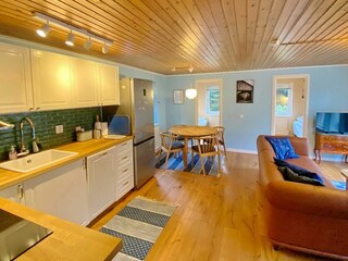 Wohn- und Esszimmer mit integrierter Küche