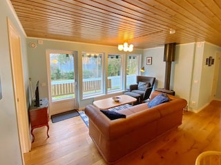 Wohnbereich mit Smart-TV und Ausgang zur Terrasse