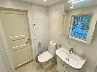 modernes Badezimmer mit WC, Waschmaschine und Dusche