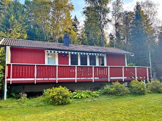 Blick aus dem Garten auf das Haus mit Terrasse