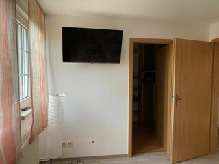 Schlafzimmer I mit Fernseher und Ankleideraum