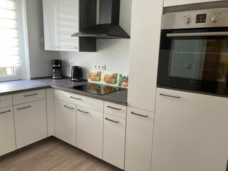 Küche mit Toaster, Wasserkocher, Kaffeemaschine, Herd