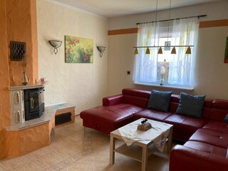 Das geräumige Wohnzimmer im Erdgeschoß