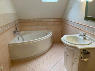 Unser Bad im Obergeschoß mit Eckbadewanne