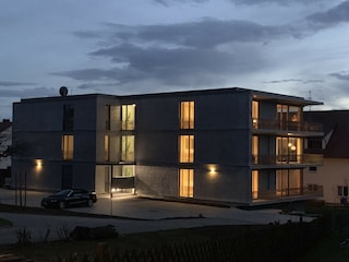 Blick auf die Unterkunft am Abend