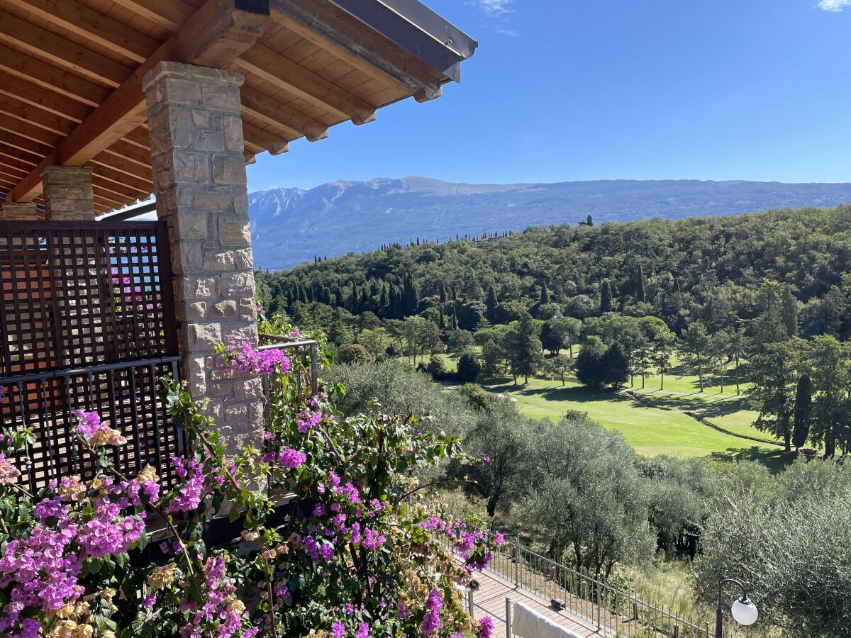 Blick vom Balkon auf Golfplatz und Monte Baldo