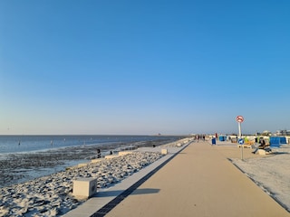 Flanieren auf der neuen Promenade in Norddeich