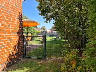 Vollständig eingezäunter Garten hinter dem Haus