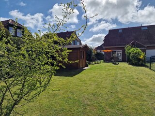 Großer eingezäunter Garten mit Blick auf das Ferienhaus