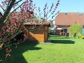 Großer Garten mit Blick auf das Ferienhaus