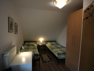 Zweites Schlafzimmer mit Schreibtisch