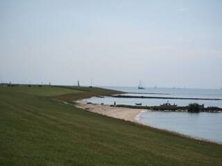 IJsselmeerküste mit Stransd und Sonnewiese