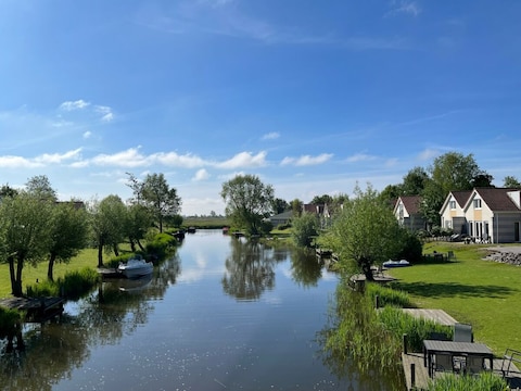 "The comfy cottage-on-sea" - Ferienhaus am Wasser NL
