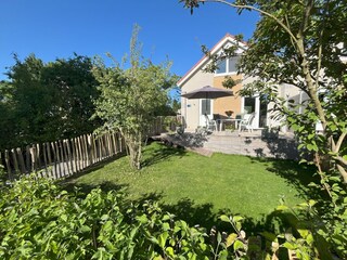 Westterrasse mit eingezäuntem Garten