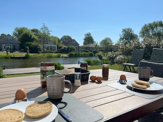 Terrassenfrühstück mit Blick auf die Gracht