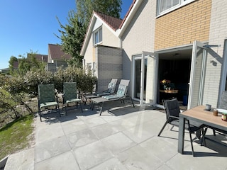 Große Ostterrasse mit Liegestühlen