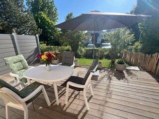 Westterrasse mit eingezäuntem Garten