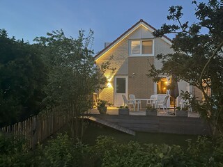 Außenansicht West in der Abenddämmerung