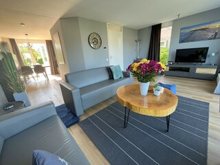 Helles, modernes Wohnzimmer