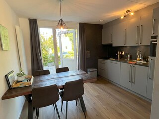 Umfangreich ausgestattete Küche