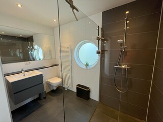 Modernes Badezimmer mit ebenerdiger Dusche im OG