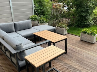 Lounge-Sitzgruppe Westterrasse, mit Garten eingezäunt