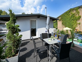 Terrasse mit Gartenmöbeln