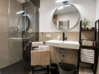 Badezimmer mit Waschmaschine in einem separaten Raum