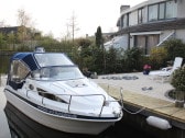 Sportboot Aqualine am Steg des Hauses Brekkense Wiel