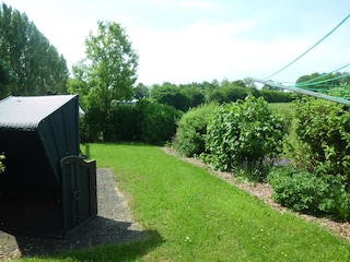 Garten mit Terrasse und Strandkorb