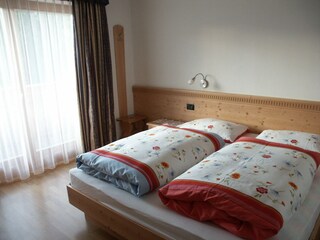 Helles Schlafzimmer mit Massivholzmöbeln