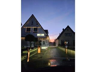 Einfahrt zum Ferienpark am Abend