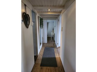 Flur Richtung Bad und Schlafzimmer