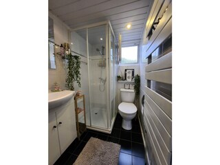 Badezimmer mit Dusche